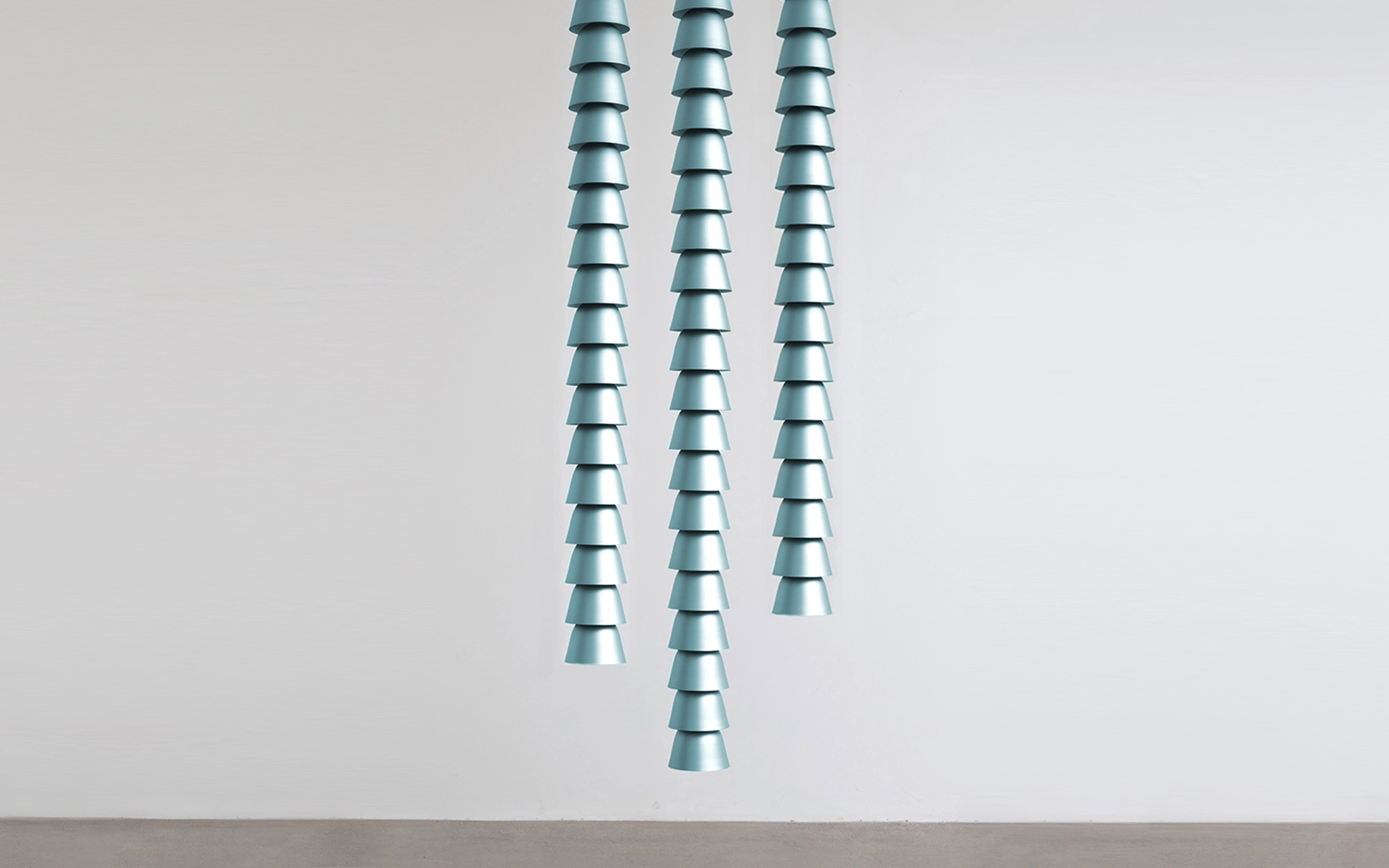 Chaînes Metal Blue Triple - Ronan & Erwan Bouroullec - Seating - Galerie kreo