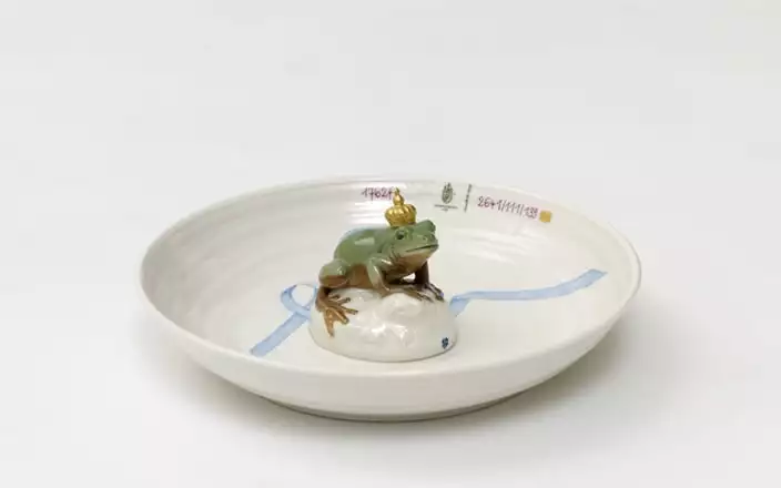 Plate with frog - Hella Jongerius - Coffee table - Galerie kreo