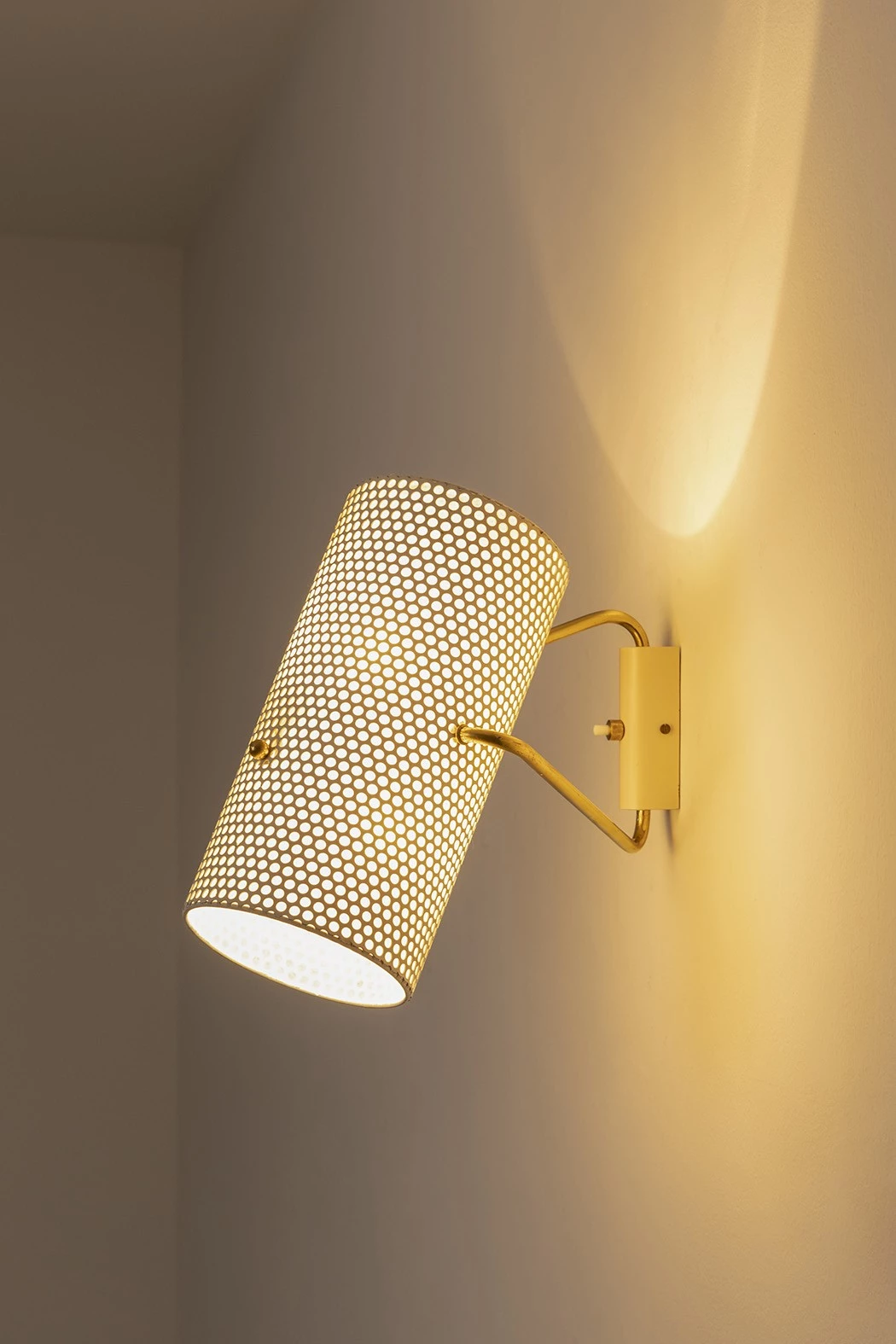 G16 - Pierre Guariche - Wall light - Galerie kreo